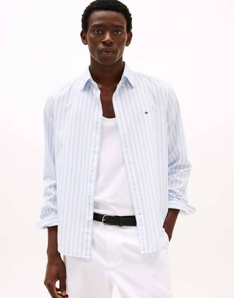 Tommy Hilfiger - Flex - Popeline-Hemd in Hellblau mit breiten Streifen Tommy Hilfiger - Flex - Popeline-Hemd in Hellblau mit breiten Streifen von Tommy Hilfiger