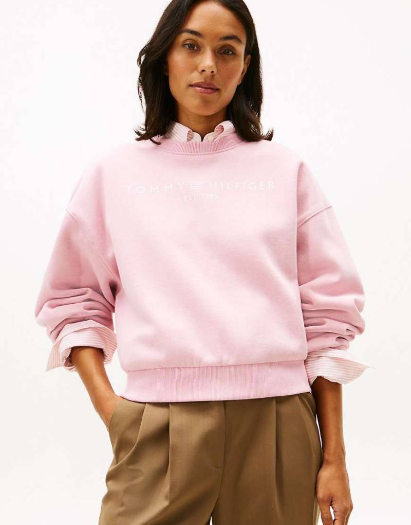 Tommy Hilfiger - Flex - Relaxed-Fit-Sweatshirt aus Fleece in Hellrosa mit Rundhalsausschnitt von Tommy Hilfiger