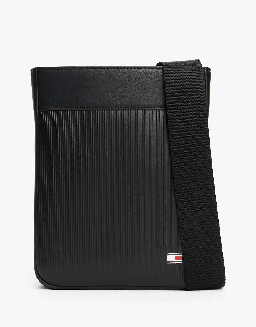 Tommy Hilfiger - Gerippte Umhängetasche in Schwarz mit Hilfiger-Flaggenlogo von Tommy Hilfiger