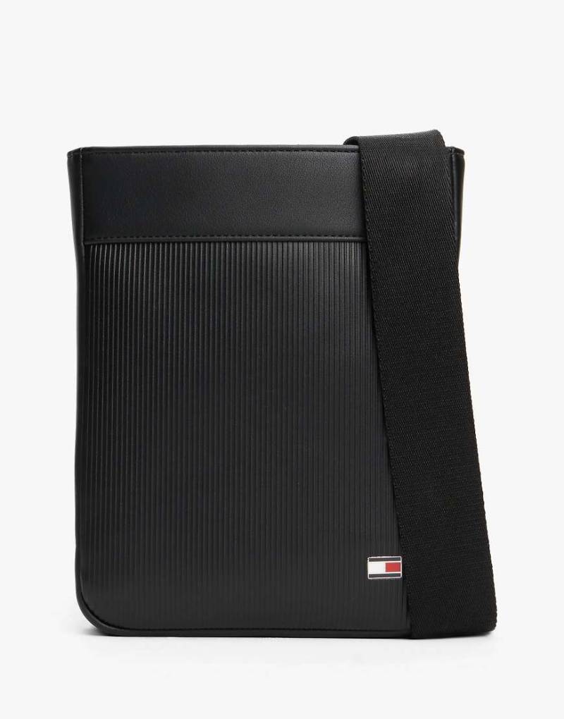 Tommy Hilfiger - Gerippte Umhängetasche in Schwarz mit Hilfiger-Flaggenlogo von Tommy Hilfiger