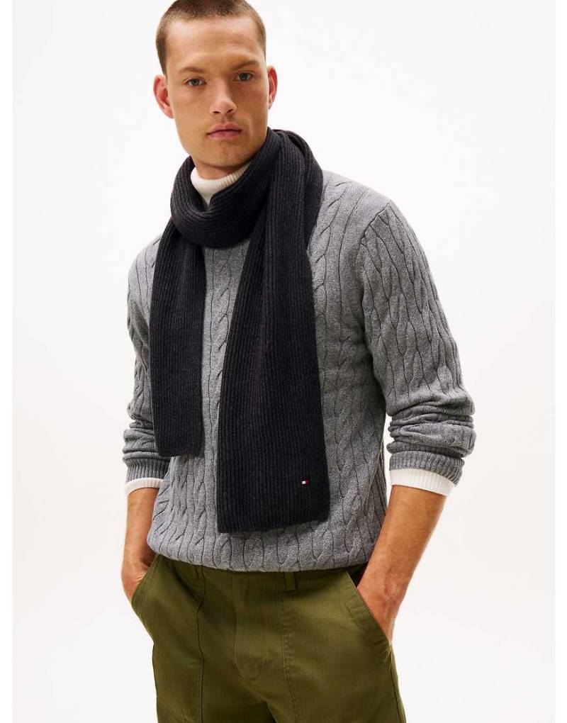 Tommy Hilfiger - Gerippter Schal in Grau mit Hilfiger-Flag-Stickerei von Tommy Hilfiger