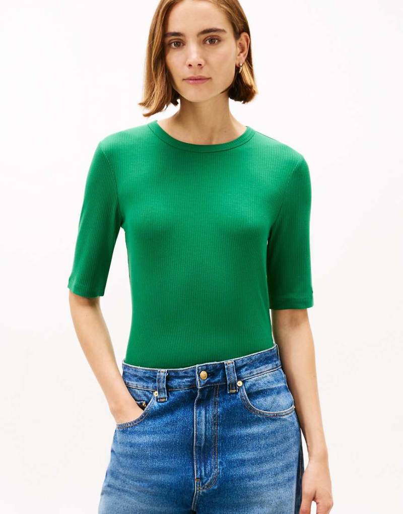 Tommy Hilfiger - Geripptes, schmal geschnittenes T-Shirt in Grün mit halblangen Ärmeln von Tommy Hilfiger