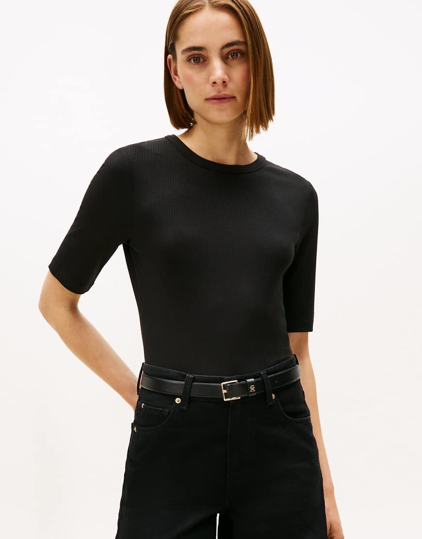 Tommy Hilfiger - Geripptes, schmal geschnittenes T-Shirt in Schwarz mit halblangen Ärmeln von Tommy Hilfiger