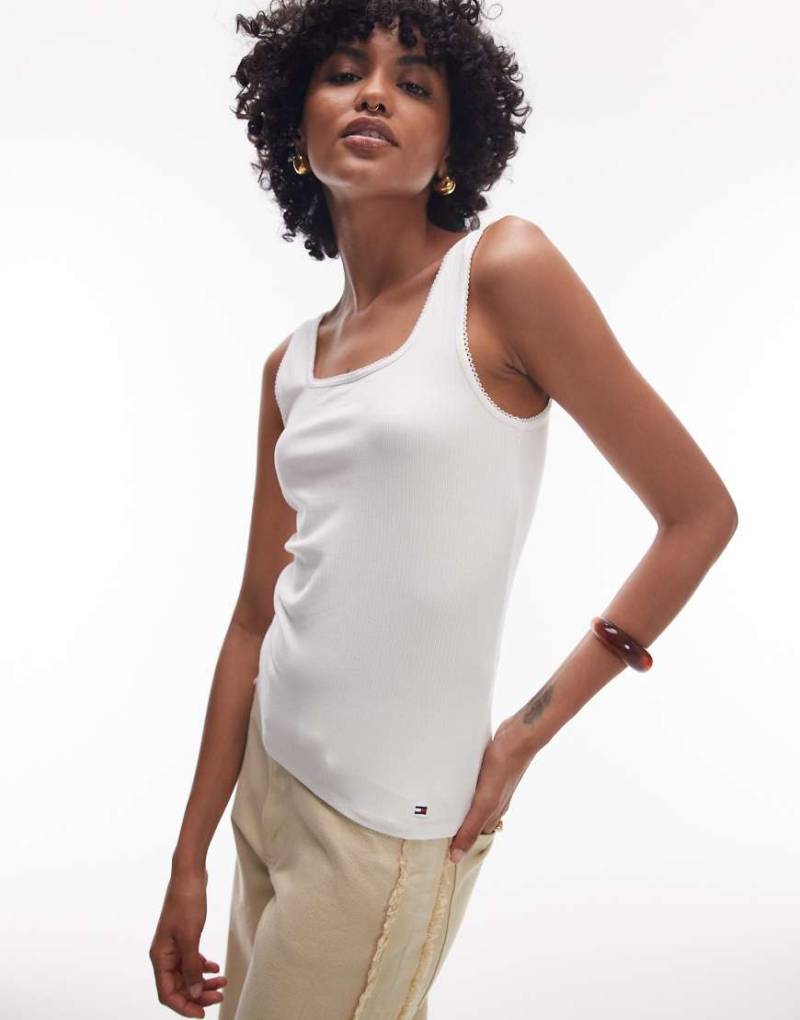 Tommy Hilfiger - Geripptes Tanktop in weiß mit eckigem Ausschnitt und schmalem Schnitt von Tommy Hilfiger