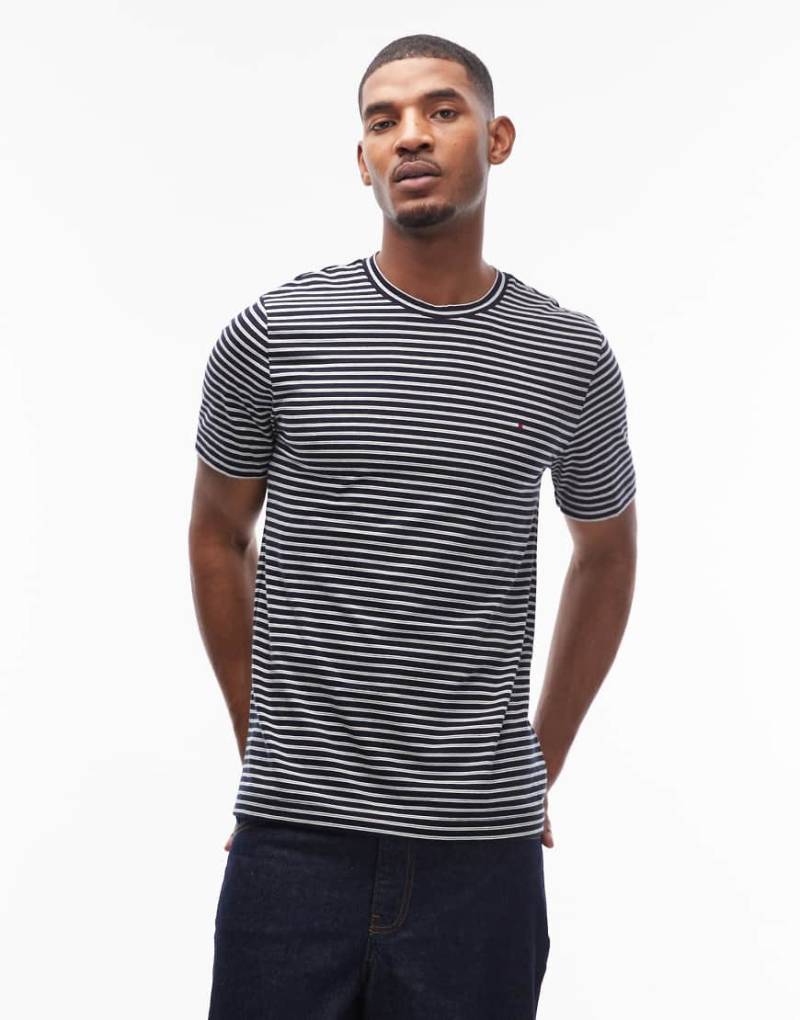 Tommy Hilfiger - Gestreiftes T-Shirt in Blau und Weiß mit Flag-Logo auf der Brust von Tommy Hilfiger