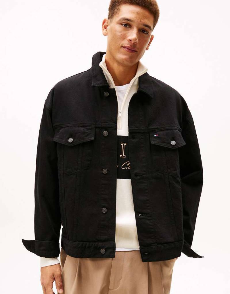Tommy Hilfiger - Gewaschene Relaxed-Fit-Truckerjacke aus Denim in Schwarz von Tommy Hilfiger