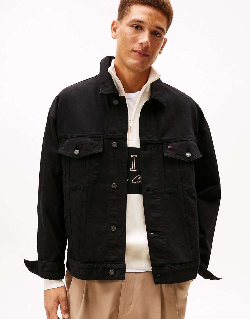 Tommy Hilfiger - Gewaschene Relaxed-Fit-Truckerjacke aus Denim in Schwarz von Tommy Hilfiger