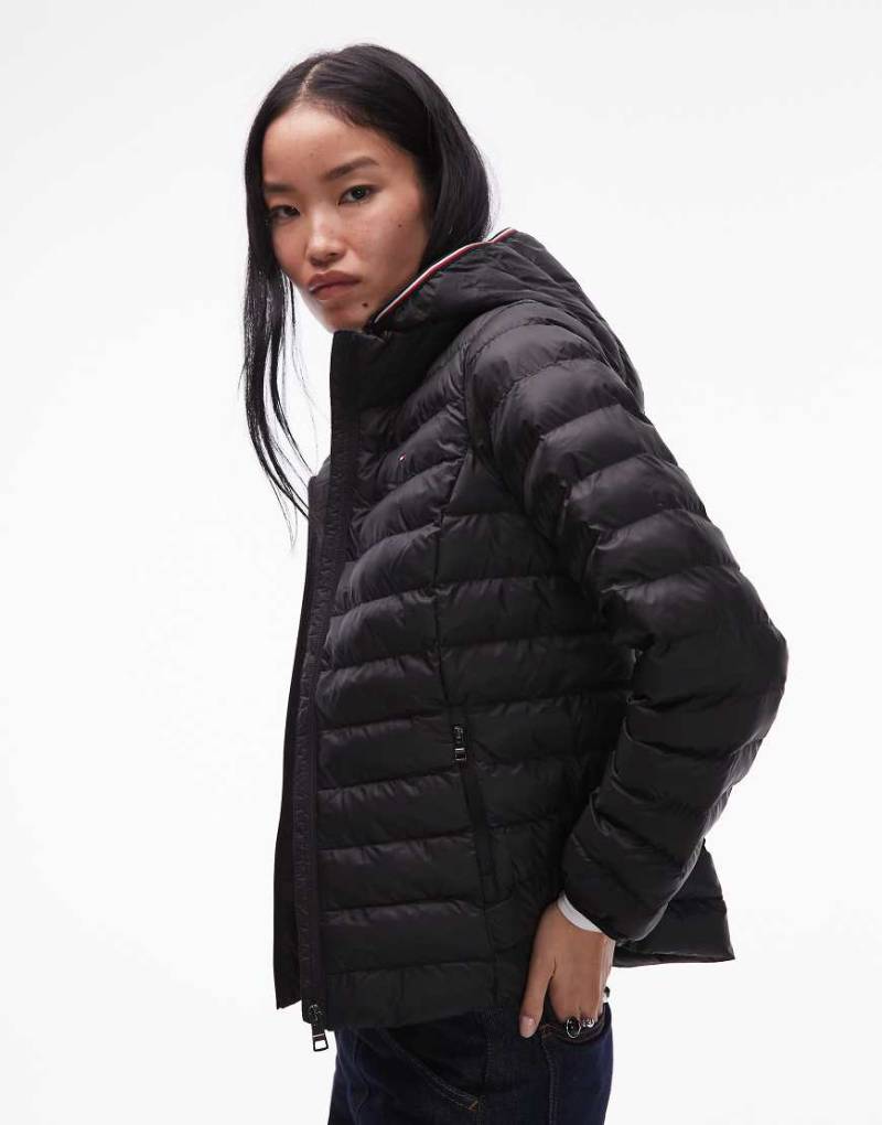 Tommy Hilfiger - Global Stripe - Wattierte Jacke in Schwarz von Tommy Hilfiger