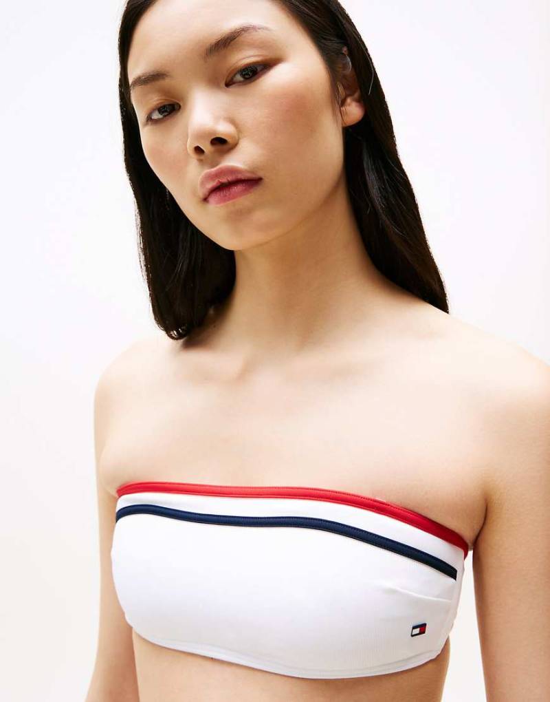 Tommy Hilfiger - Global - Texturiertes Bandeau-Bikinioberteil in Weiß mit Zierstreifen von Tommy Hilfiger