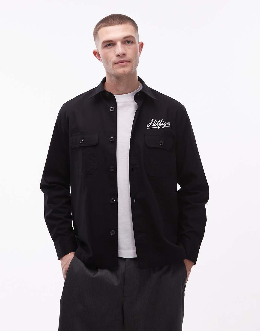 Tommy Hilfiger - Hemdjacke in Schwarz mit Fischgrätmuster und Logo-Grafikaufdruck auf der Brust von Tommy Hilfiger