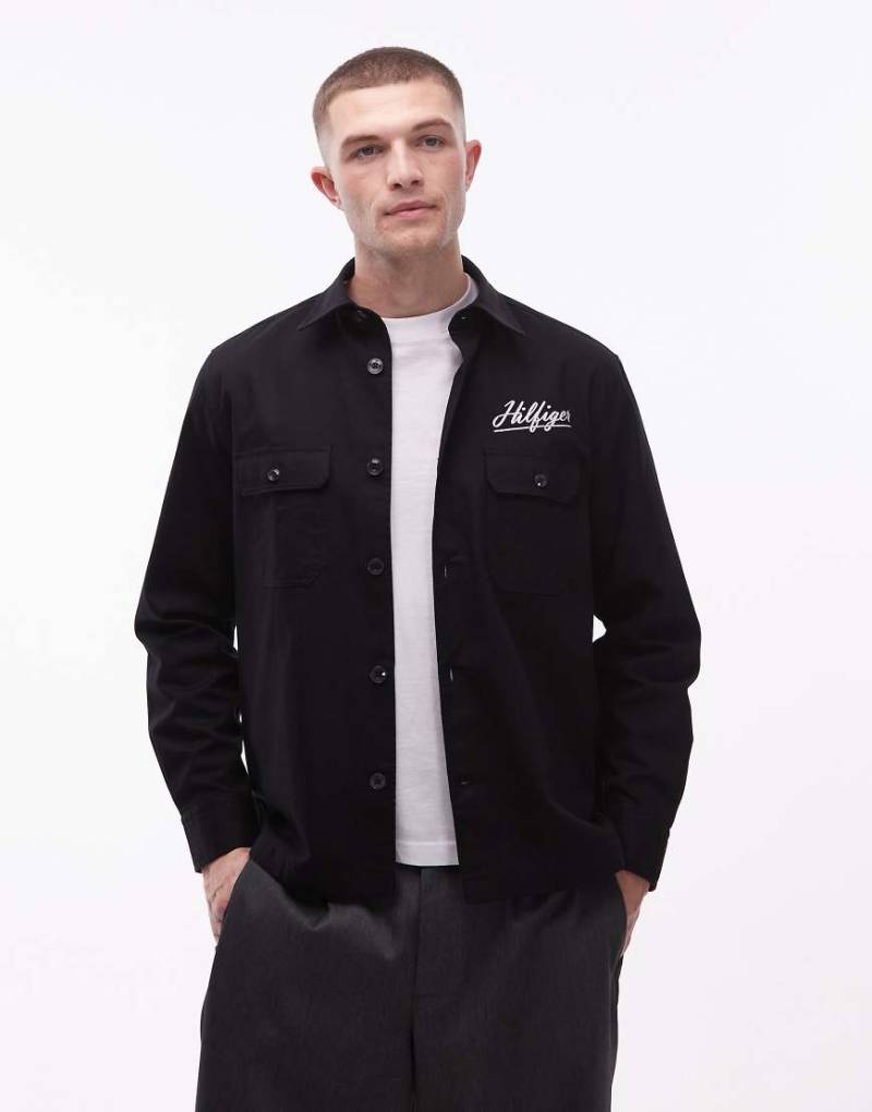 Tommy Hilfiger - Hemdjacke in Schwarz mit Fischgrätmuster und Logo-Grafikaufdruck auf der Brust von Tommy Hilfiger