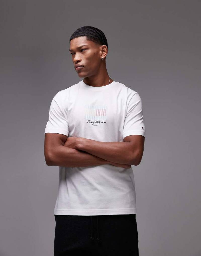 Tommy Hilfiger - Ithaca - T-Shirt in leuchtendem Hellblau mit gestreiftem Flaggen-Logo-Weiß Tommy Hilfiger - Ithaca - T-Shirt in leuchtendem Hellblau mit gestreiftem Flaggen-Logo-Weiß von Tommy Hilfiger