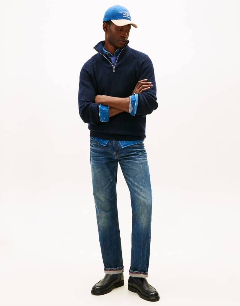 Tommy Hilfiger - Jeans in Dunkelblau mit regulärem, geradem Schnitt und Falteneffekt Tommy Hilfiger - Jeans in Dunkelblau mit regulärem, geradem Schnitt und Falteneffekt von Tommy Hilfiger