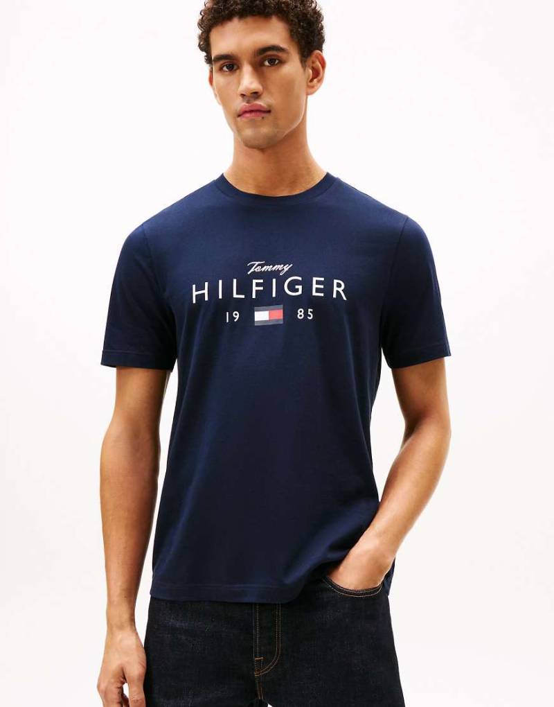 Tommy Hilfiger - Jersey-T-Shirt in Dunkelblau mit Logo-Grafik und Rundhalsausschnitt von Tommy Hilfiger