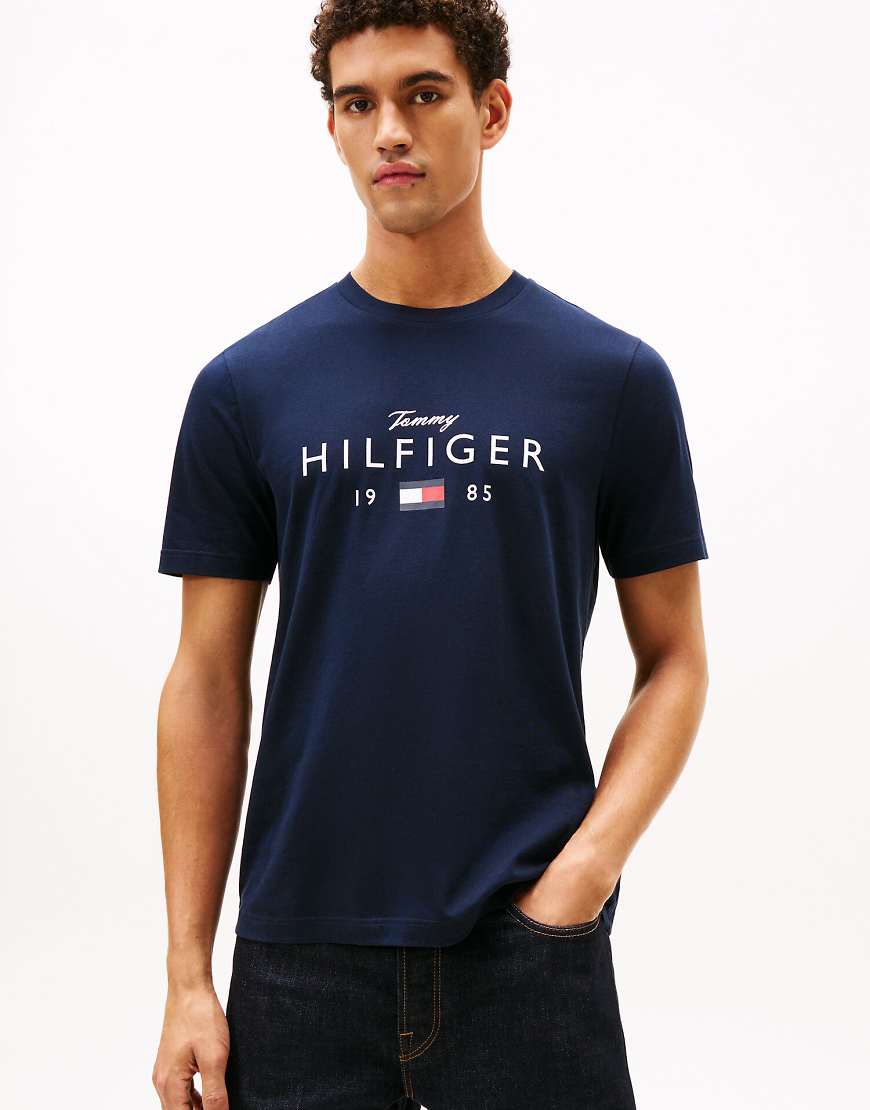 Tommy Hilfiger - Jersey-T-Shirt in Dunkelblau mit Logo-Grafik und Rundhalsausschnitt von Tommy Hilfiger