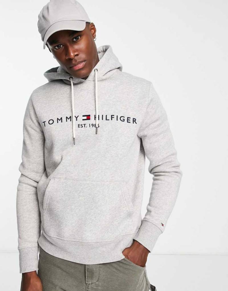 Tommy Hilfiger - Kapuzenpullover in Kalkgrau mit aufgesticktem Flaggenlogo von Tommy Hilfiger