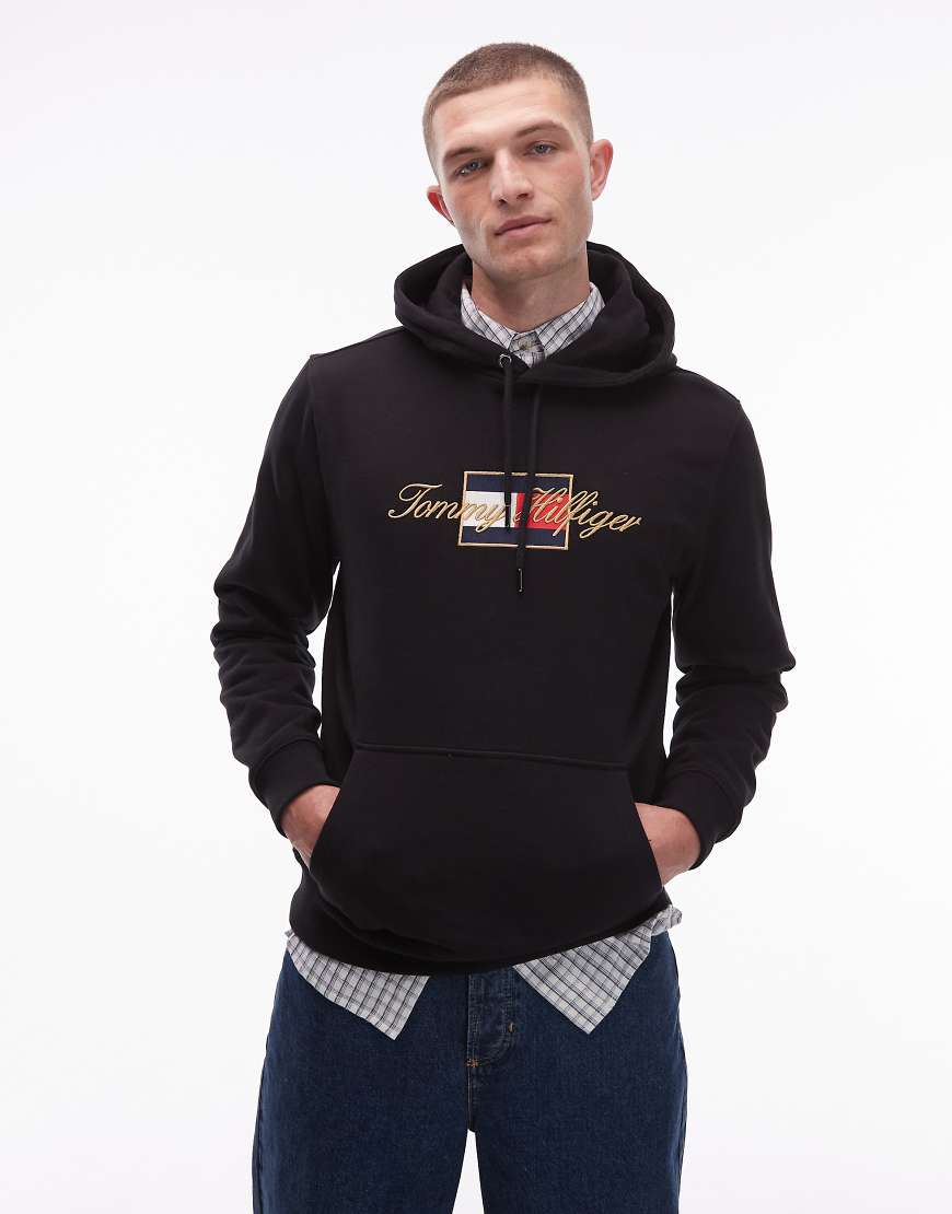 Tommy Hilfiger - Kapuzenpullover in Schwarz mit Flag-Print und goldfarbenem Detail von Tommy Hilfiger