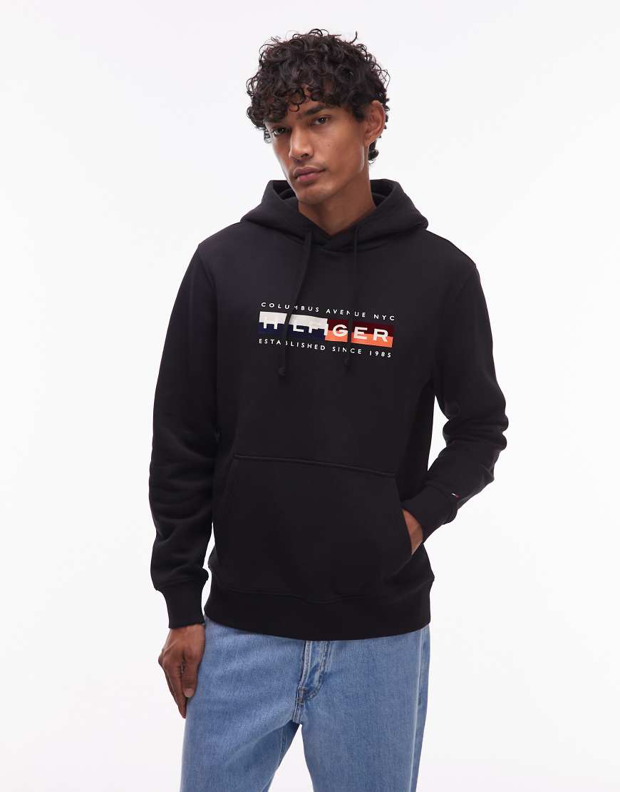 Tommy Hilfiger - Kapuzenpullover in Schwarz mit Logo im Colourblock-Design von Tommy Hilfiger