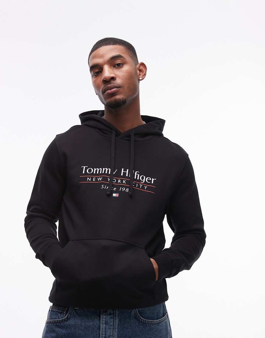 Tommy Hilfiger - Kapuzenpullover in Schwarz mit zentriertem Stapel-Logo von Tommy Hilfiger