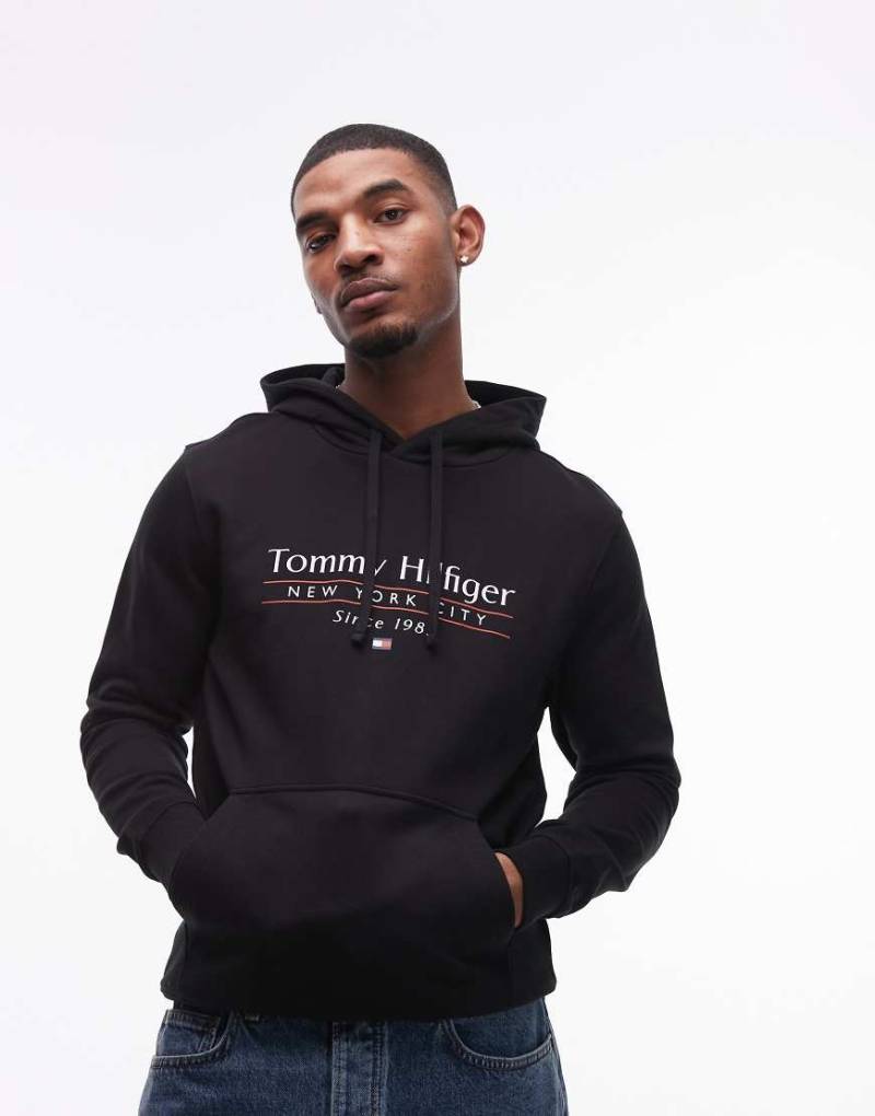 Tommy Hilfiger - Kapuzenpullover in Schwarz mit zentriertem Stapel-Logo von Tommy Hilfiger
