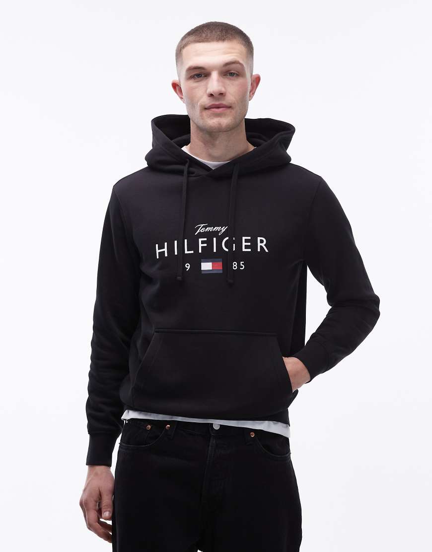 Tommy Hilfiger - Kapuzenpullover mit großem Stapel-Logo in Schwarz von Tommy Hilfiger