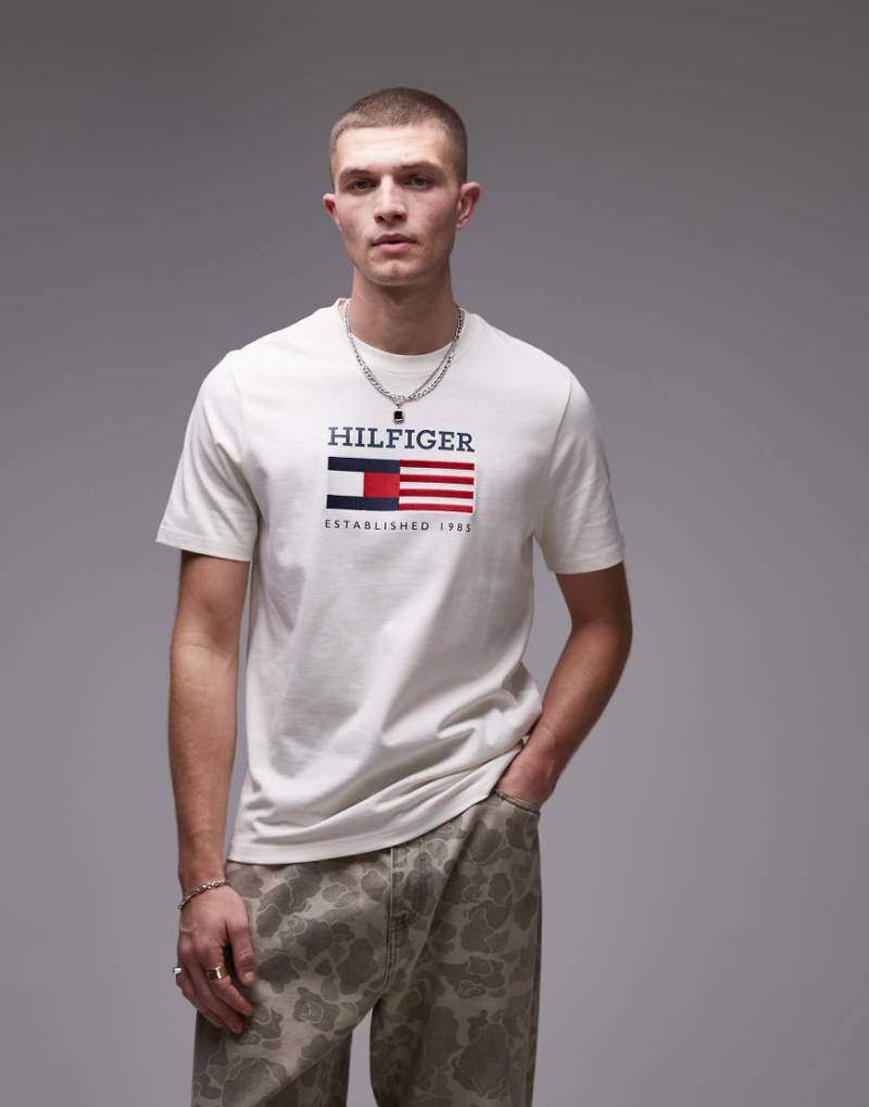 Tommy Hilfiger - Kastiges T-Shirt in Wollweiß mit US-amerikanischem Flaggen-Logo von Tommy Hilfiger