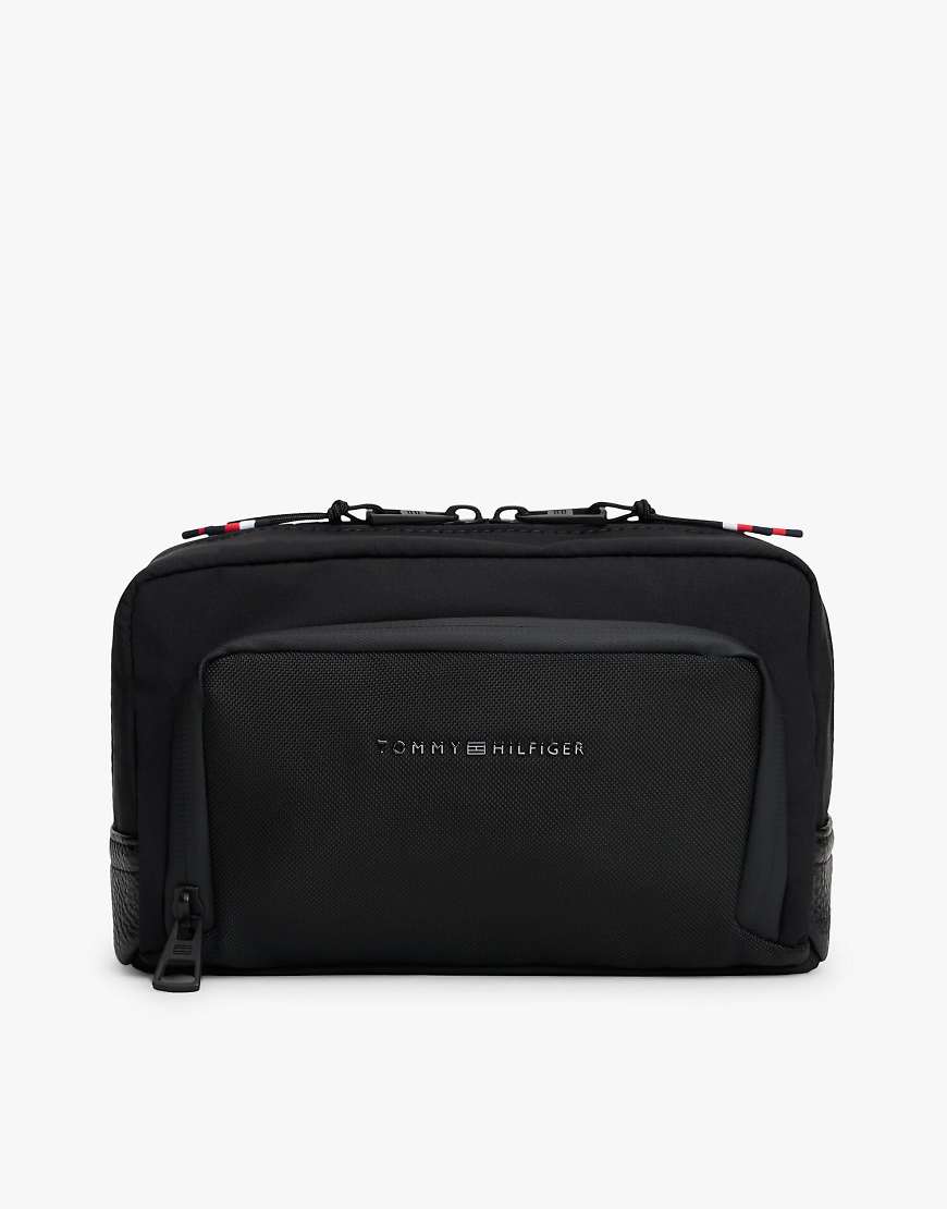 Tommy Hilfiger - Kulturbeutel aus Stoff in Schwarz mit Metall-Logo von Tommy Hilfiger