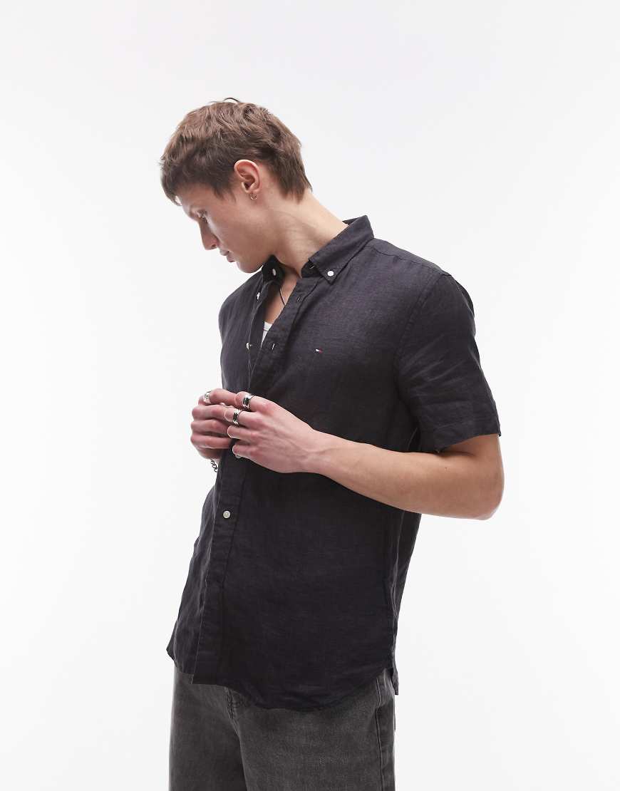 Tommy Hilfiger - Kurzärmliges Hemd aus Leinen in Schwarz Tommy Hilfiger - Kurzärmliges Hemd aus Leinen in Schwarz von Tommy Hilfiger