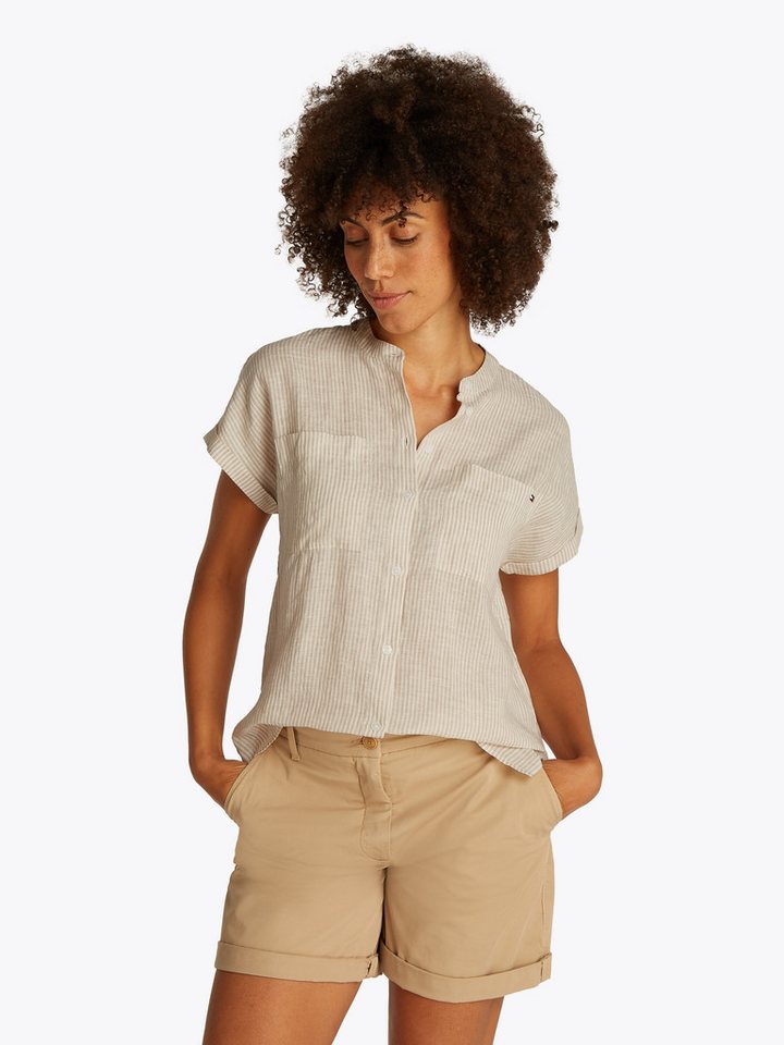Tommy Hilfiger Kurzarmbluse ESS LINEN COLLARLESS S/S BLOUSE mit Logostickerei,kühlendes Premium Leinen von Tommy Hilfiger