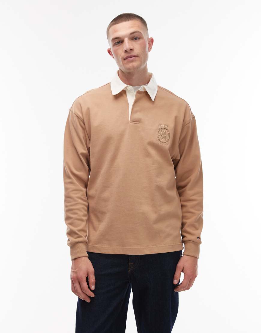 Tommy Hilfiger - Langärmliges Rugby-Polohemd in Beige mit Wappen-Logo-Neutral von Tommy Hilfiger