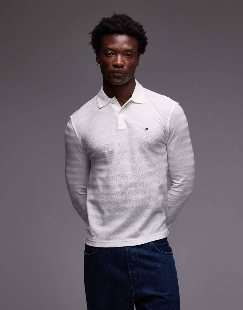 Tommy Hilfiger - Langärmliges Polohemd in Weiß mit Fischgrätmuster von Tommy Hilfiger