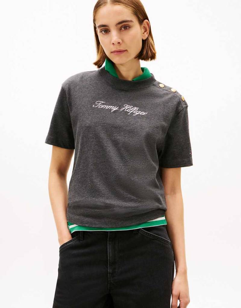 Tommy Hilfiger - Locker geschnittenes T-Shirt in Dunkelgrau mit goldfarbenen Knöpfen und Logo-Stickerei von Tommy Hilfiger