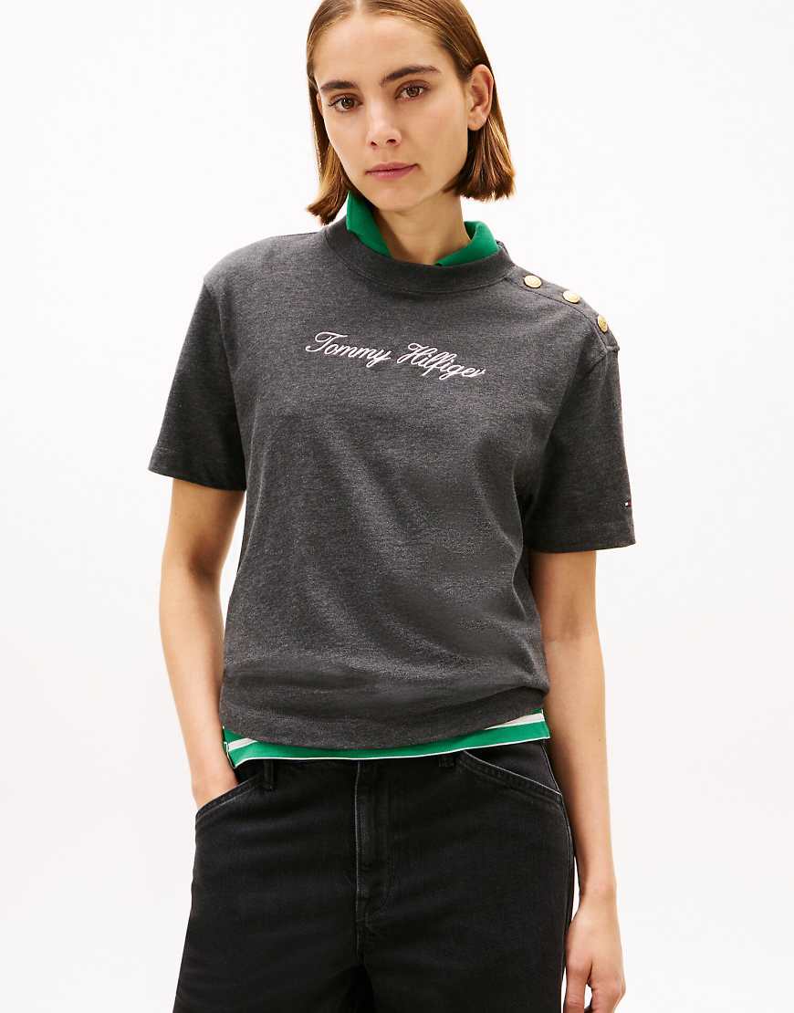 Tommy Hilfiger - Locker geschnittenes T-Shirt in Dunkelgrau mit goldfarbenen Knöpfen und Logo-Stickerei von Tommy Hilfiger