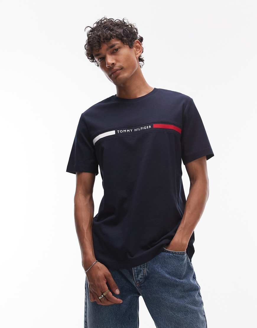 Tommy Hilfiger - Marineblaues T-Shirt mit Logo auf der Brust von Tommy Hilfiger