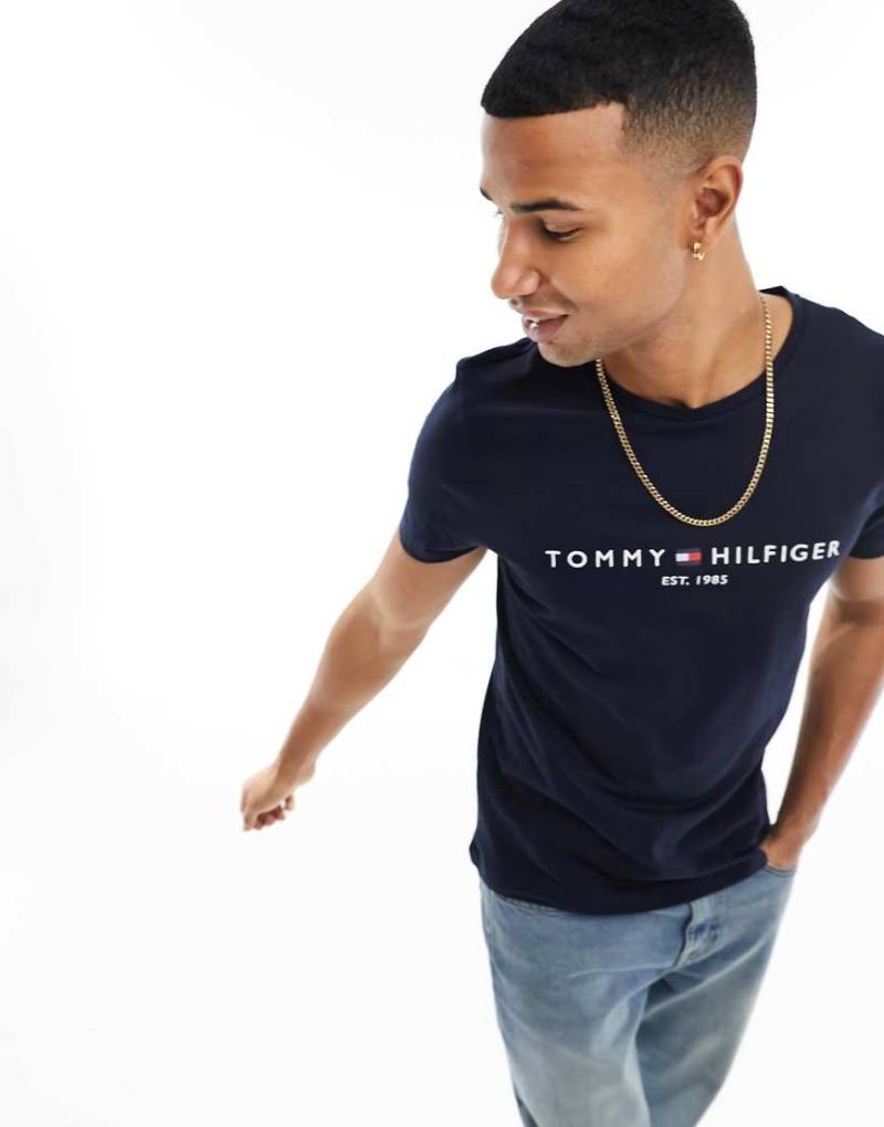 Tommy Hilfiger - Marineblaues T-Shirt mit gesticktem Flaggen-Logo von Tommy Hilfiger