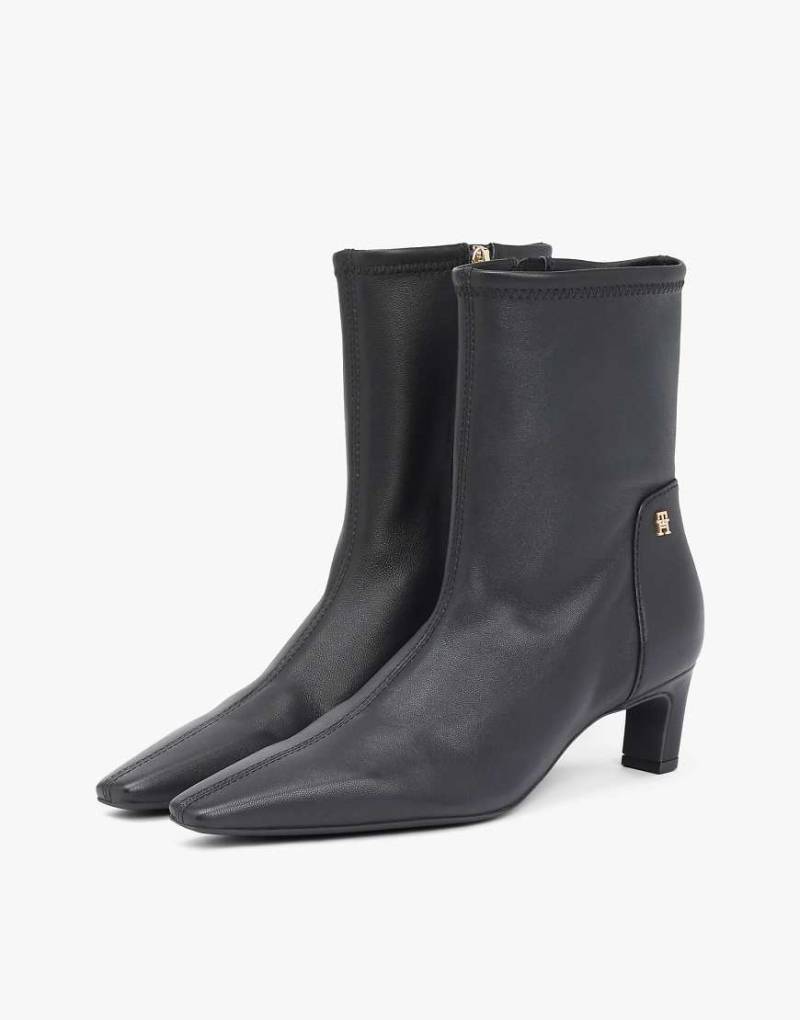Tommy Hilfiger - Mittelhohe Stiefel aus Leder in Schwarz mit TH-Monogramm-Plakette von Tommy Hilfiger