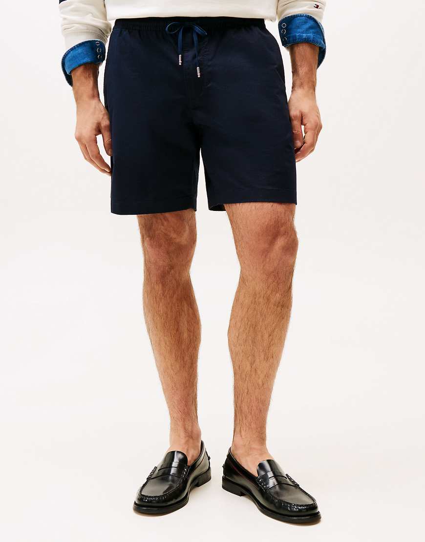Tommy Hilfiger - Paper Touch - Shorts in Marineblau, in regulärer Passform Tommy Hilfiger - Paper Touch - Shorts in Marineblau, in regulärer Passform von Tommy Hilfiger