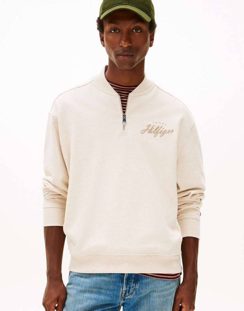 Tommy Hilfiger - Pullover in Beige mit Baseballkragen und kurzem Reißverschluss-Neutral von Tommy Hilfiger