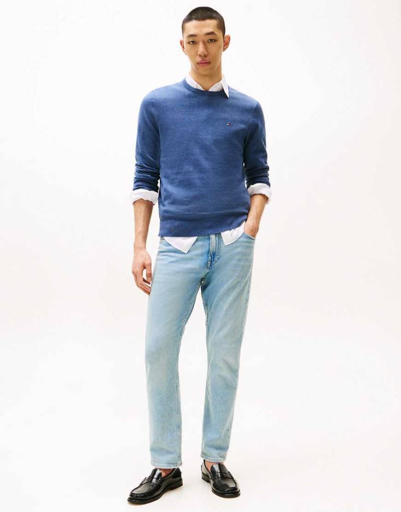 Tommy Hilfiger - Pullover in Hellblau mit Flaggenstickerei und Rundhalsausschnitt von Tommy Hilfiger