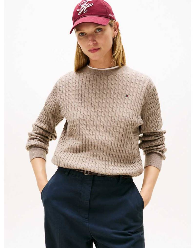 Tommy Hilfiger - Pullover in Hellgrau mit feinem Zopfstrickmuster und Rundhalsausschnitt-Neutral von Tommy Hilfiger