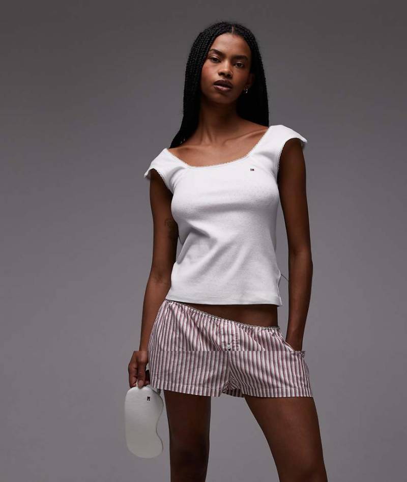 Tommy Hilfiger - Pyjama aus Pointelle in Weiß und Rot, bestehend aus Oberteil, Shorts und Augenmaske von Tommy Hilfiger