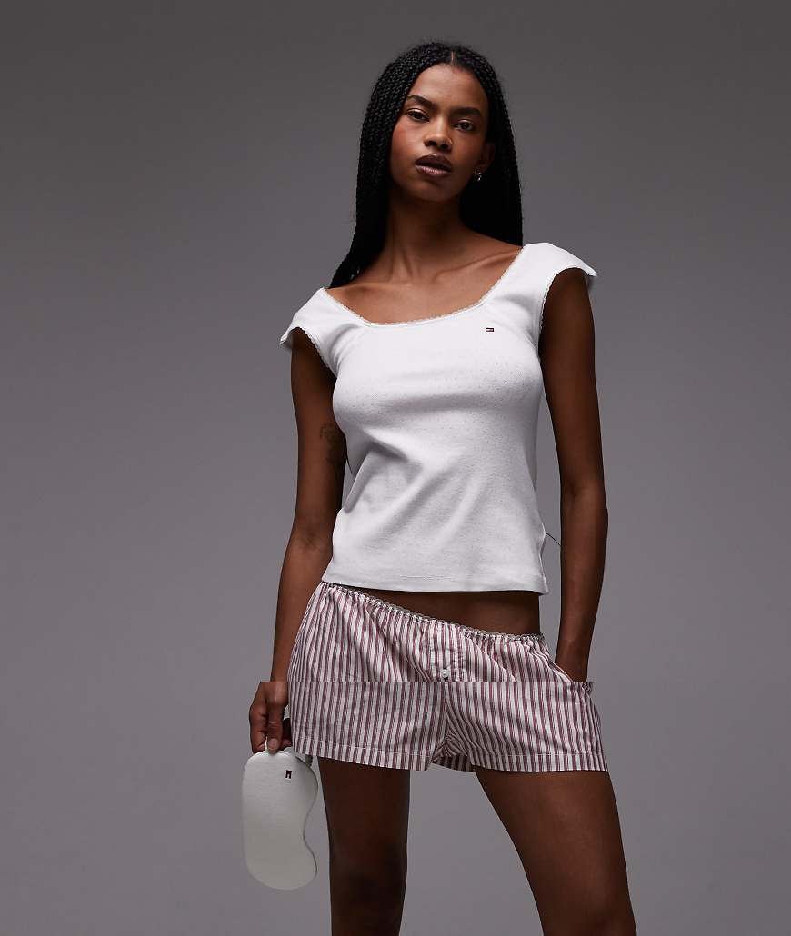 Tommy Hilfiger - Pyjama aus Pointelle in Weiß und Rot, bestehend aus Oberteil, Shorts und Augenmaske von Tommy Hilfiger