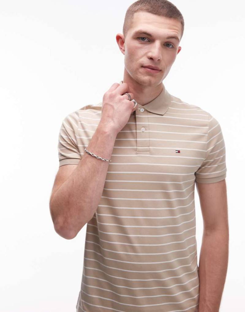 Tommy Hilfiger - Regular Fit Polohemd aus Baumwolle in gestreiftem Beige-Neutral von Tommy Hilfiger
