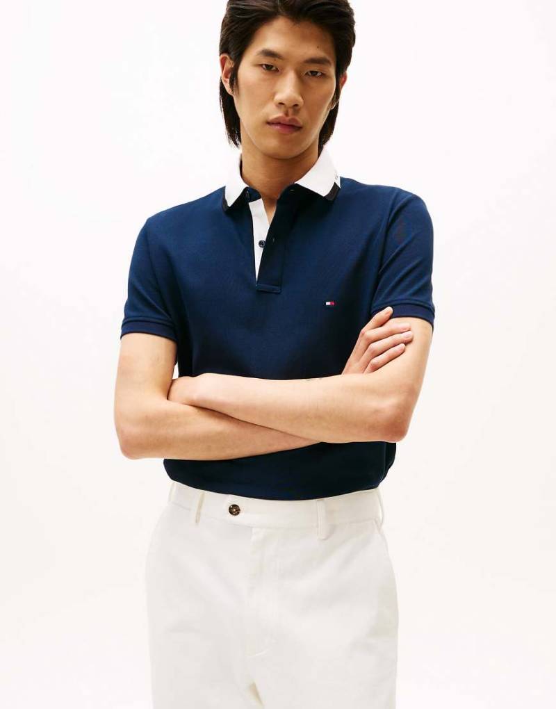 Tommy Hilfiger - Regular-Fit-Polohemd in Weiß mit Stickerei am Kragen-Blau von Tommy Hilfiger