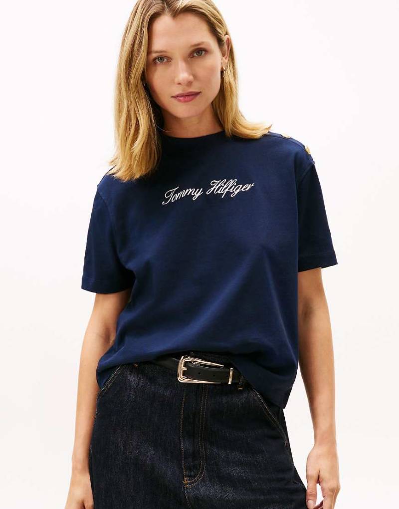 Tommy Hilfiger - Relaxed-Fit-T-Shirt in Dunkelblau mit Knöpfen in Goldoptik und Logostickerei von Tommy Hilfiger
