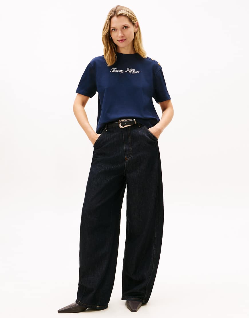 Tommy Hilfiger - Relaxed-Fit-T-Shirt in Hellblau mit goldfarbenen Knöpfen und Logo-Stickerei von Tommy Hilfiger