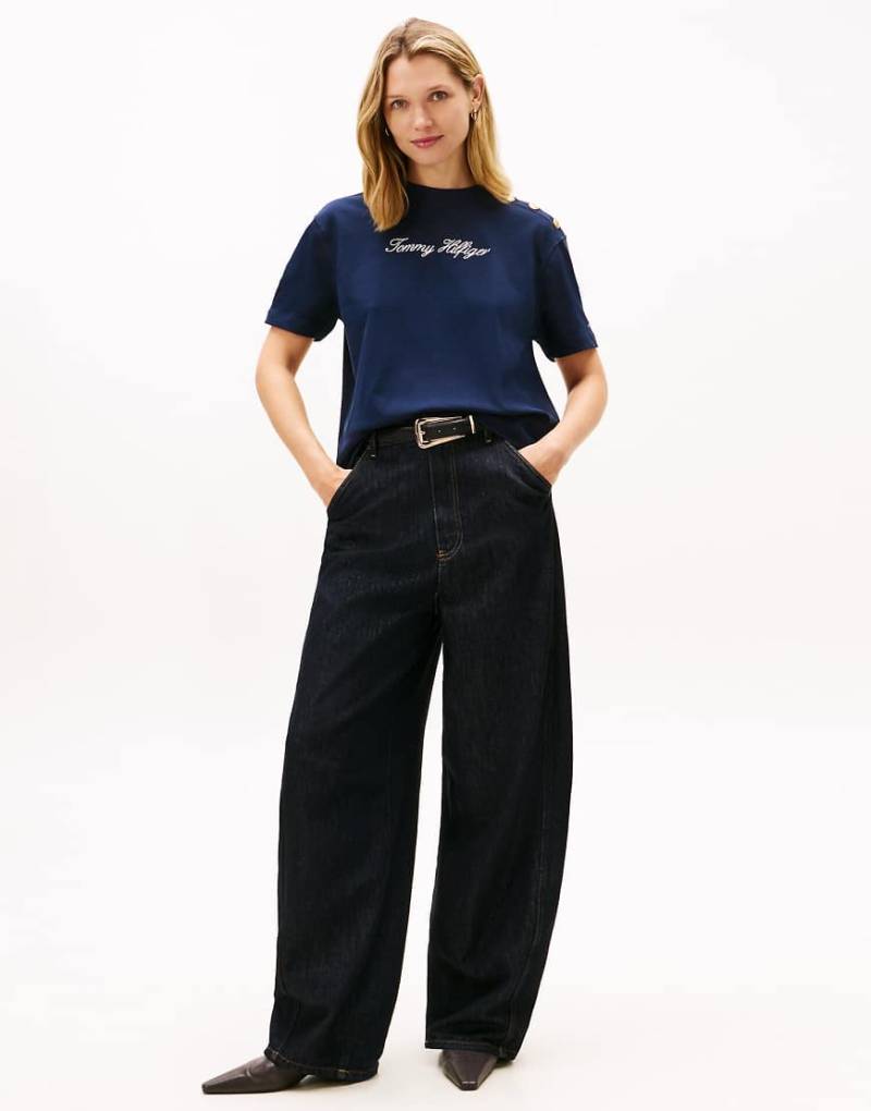Tommy Hilfiger - Relaxed-Fit-T-Shirt in Hellblau mit goldfarbenen Knöpfen und Logo-Stickerei von Tommy Hilfiger