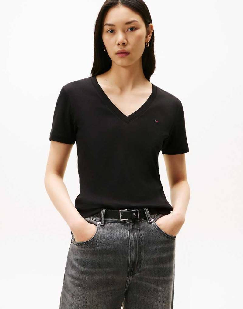 Tommy Hilfiger - Schmal geschnittenes T-Shirt in Schwarz mit V-Ausschnitt und Rippenstruktur von Tommy Hilfiger
