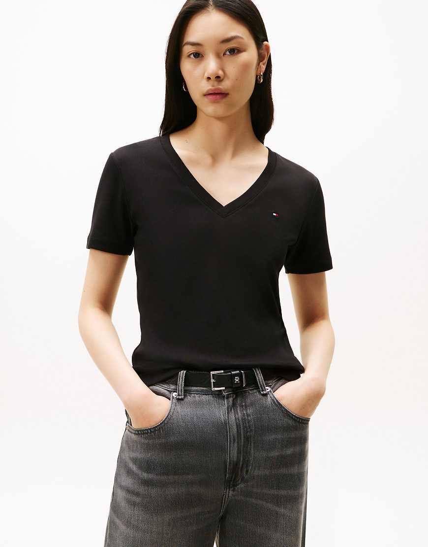 Tommy Hilfiger - Schmal geschnittenes T-Shirt in Schwarz mit V-Ausschnitt und Rippenstruktur von Tommy Hilfiger
