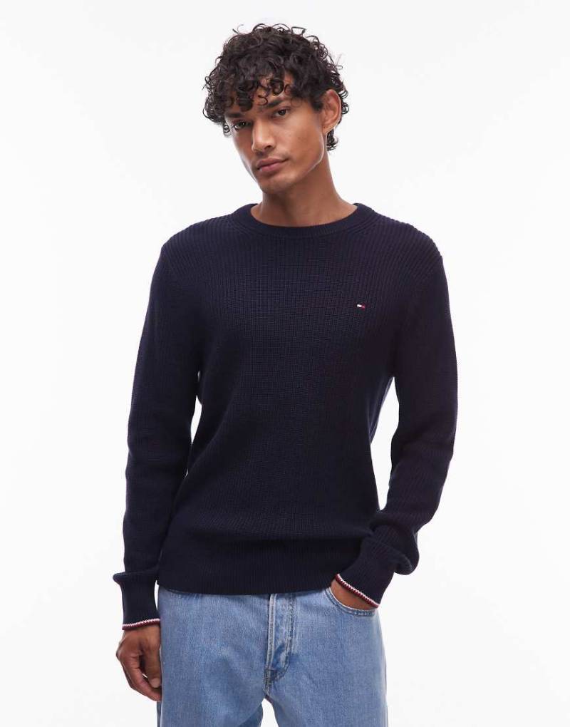 Tommy Hilfiger - Schmal zulaufender Pullover in Marineblau mit Rundhalsausschnitt von Tommy Hilfiger